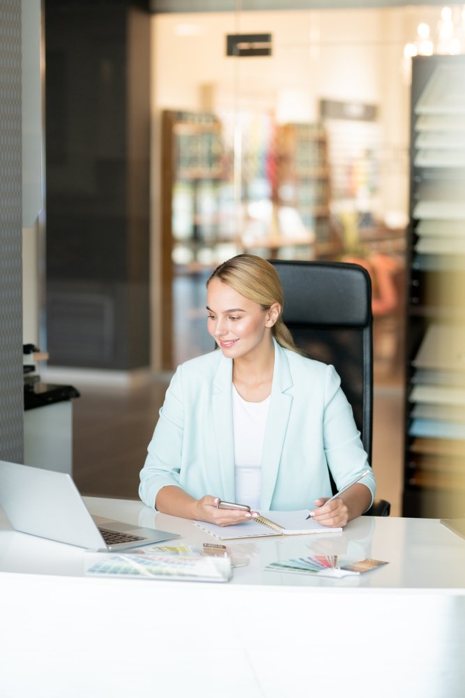 Medewerker aan haar bureau op kantoor